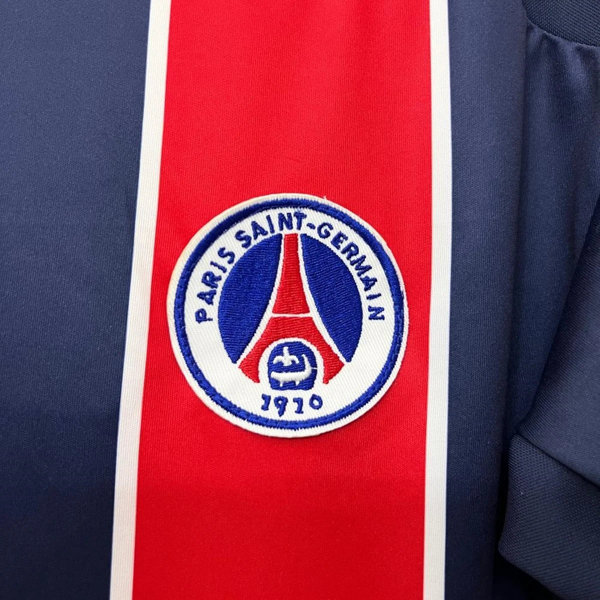 Maglia PSG 2002/03 Retro, primo piano dello stemma Paris Saint-Germain