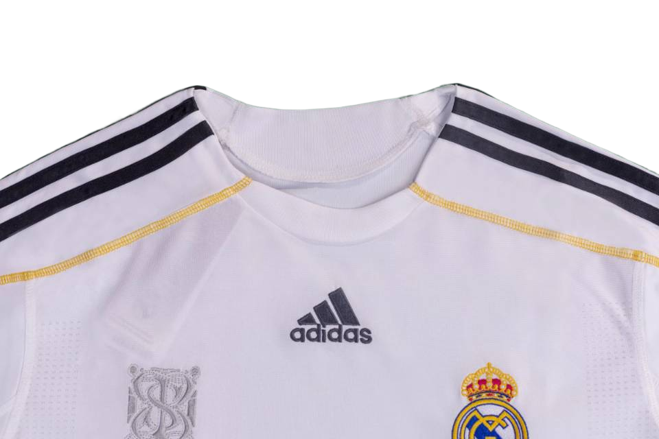 Maglia Real Madrid Retro 2009/10 Home dettaglio collo e stemma