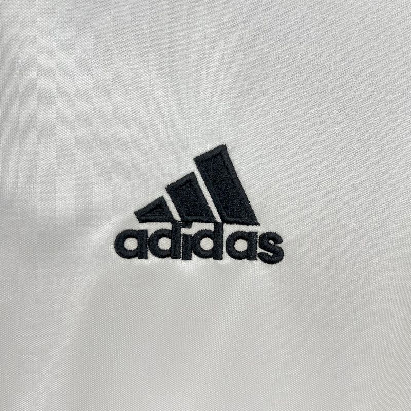 Maglia Real Madrid Retro 2004/05 dettaglio logo Adidas ricamato