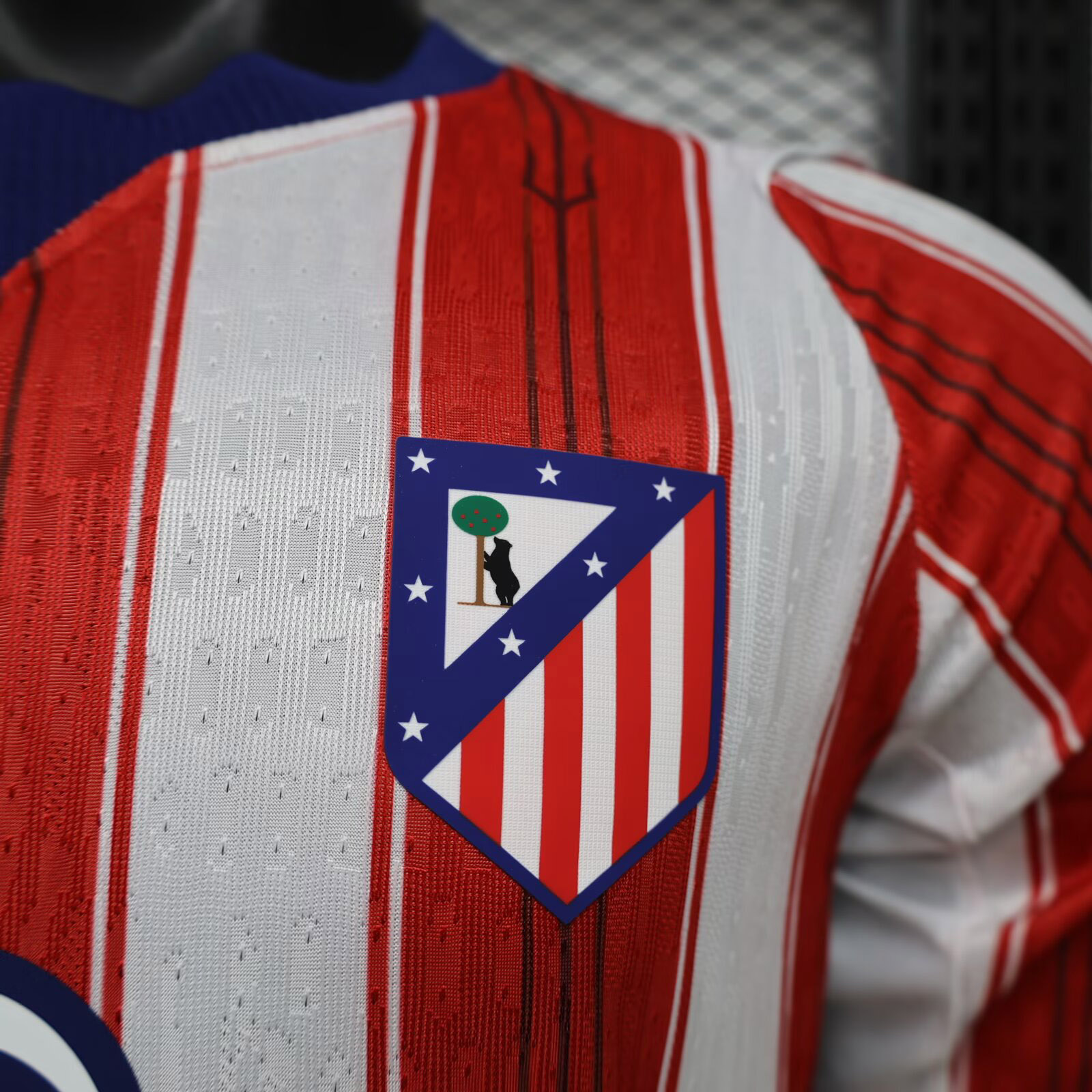 maglia atletico madrid manica lunga stemma sul petto
