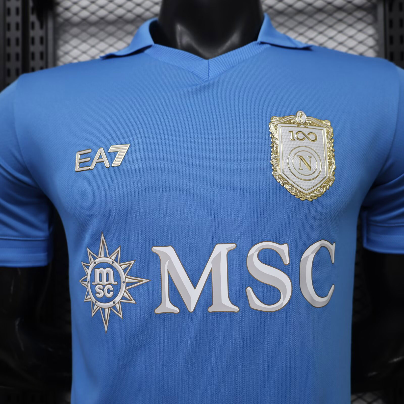 maglia napoli giocatore dettaglio stemma e sponsor sul petto