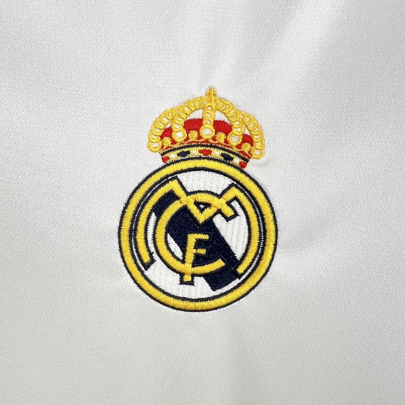 Maglia Real Madrid Retro 2004/05 dettaglio stemma del club