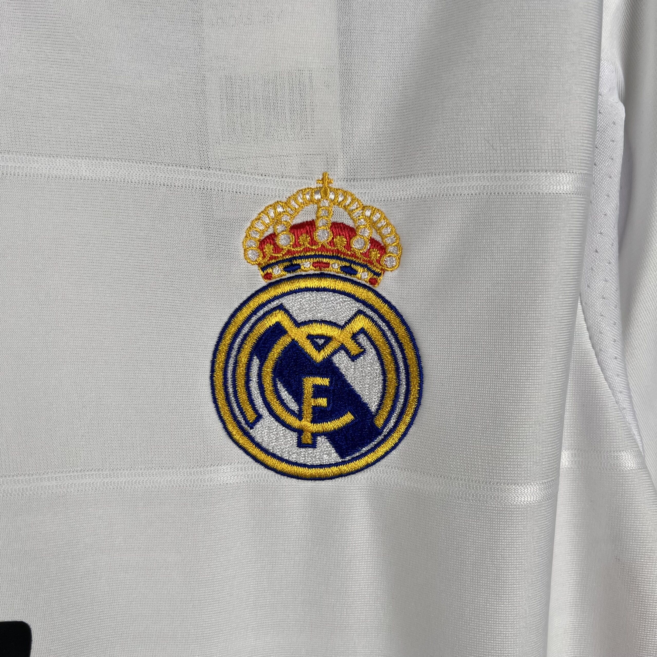 Maglia Real Madrid Retro 2013/14 dettaglio stemma del club