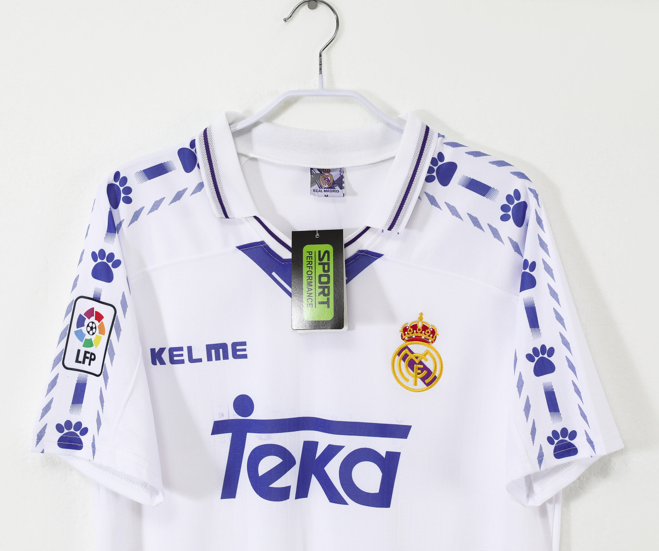 maglia real madrid 1996/97 home dettaglio stemma