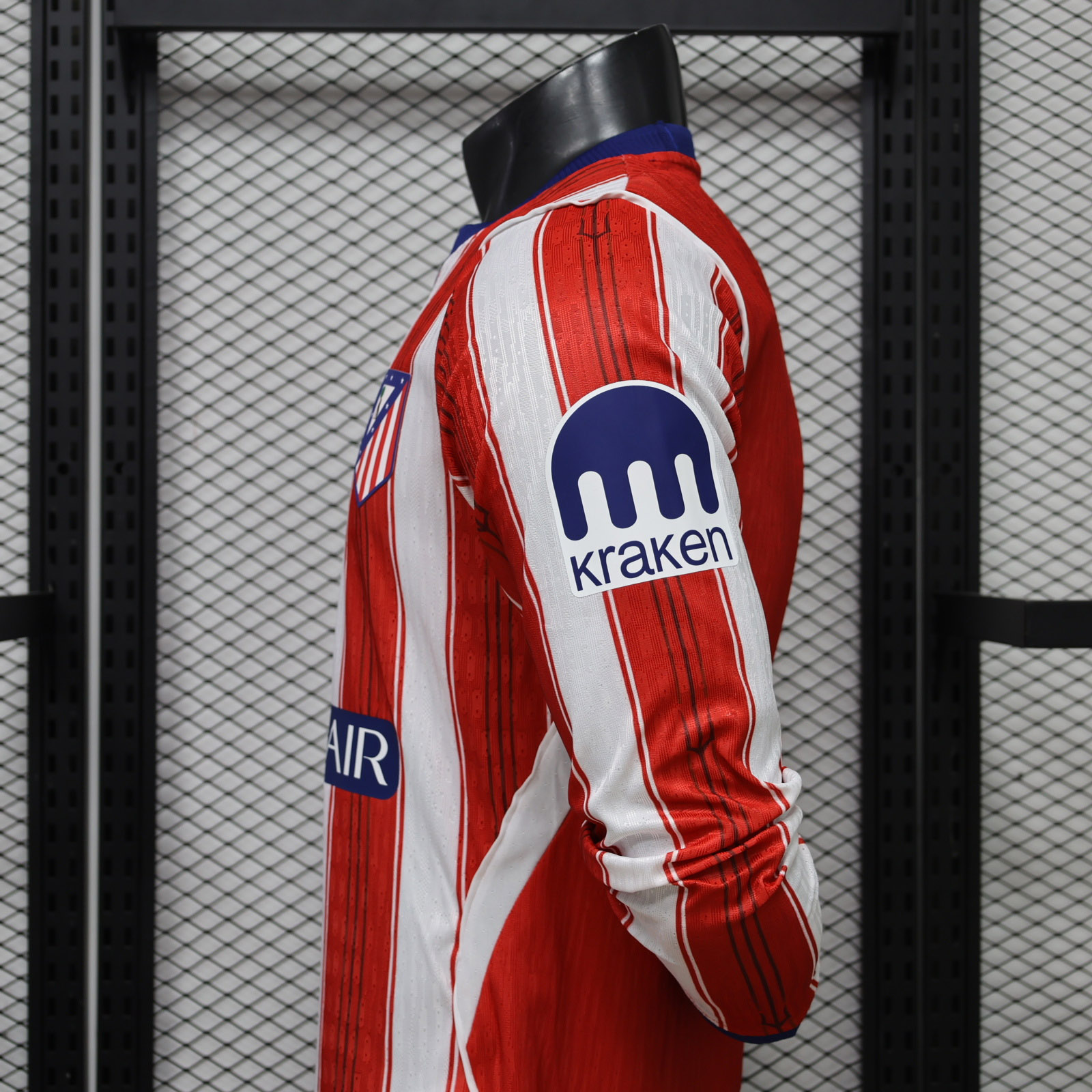 maglia atletico madrid manica lunga dettaglio sponsor kraken sulla manica