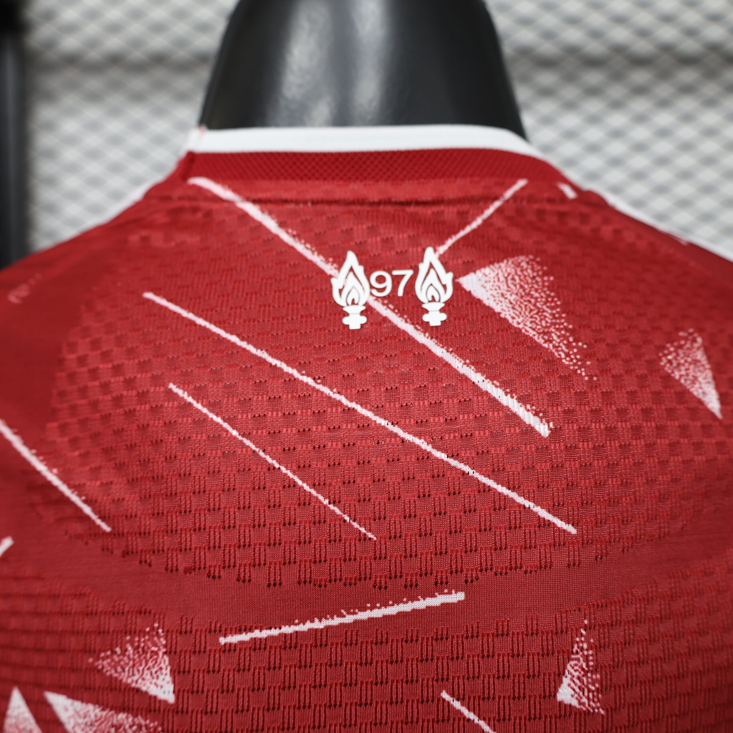 maglia liverpool home giocatore dettaglio tributo 97 sul colletto