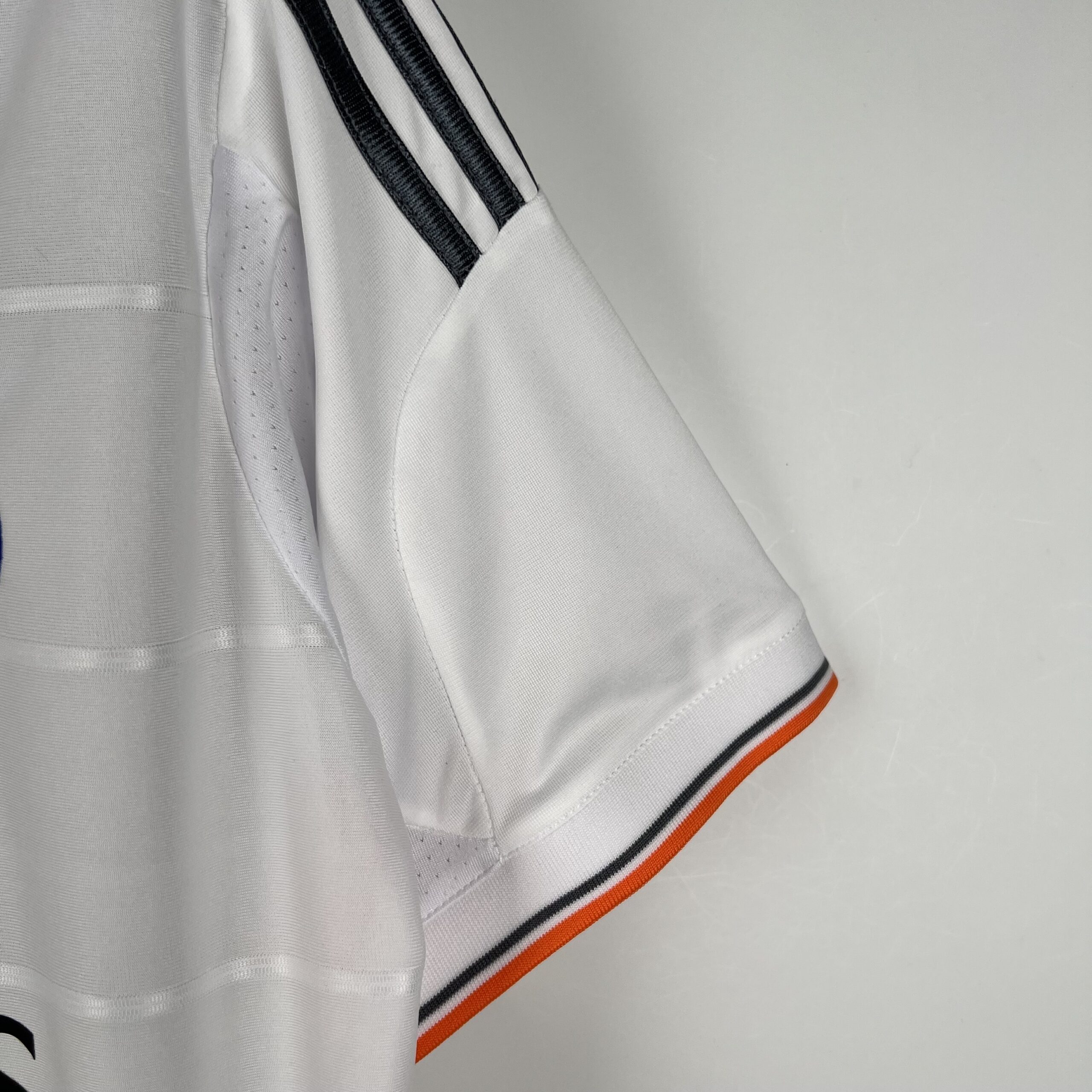 Maglia Real Madrid Retro 2013/14 dettaglio manica con strisce Adidas