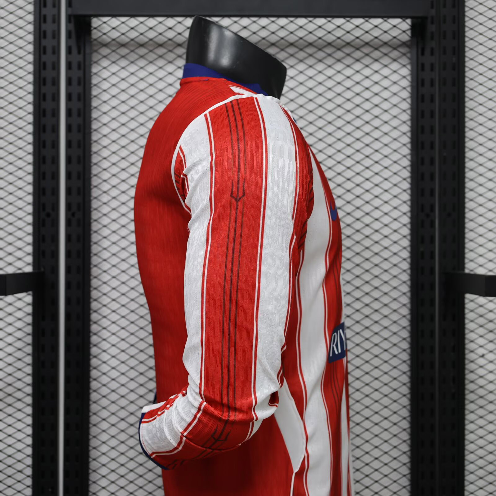 maglia atletico madrid manica lunga vestibilità aderente di profilo