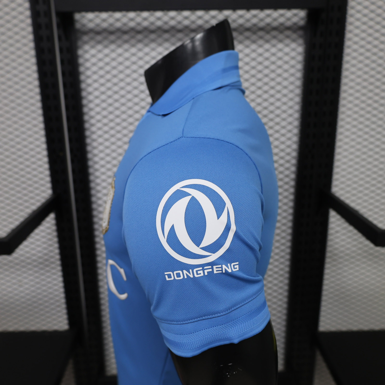 maglia napoli giocatore dettaglio sponsor dongfeng sulla manica