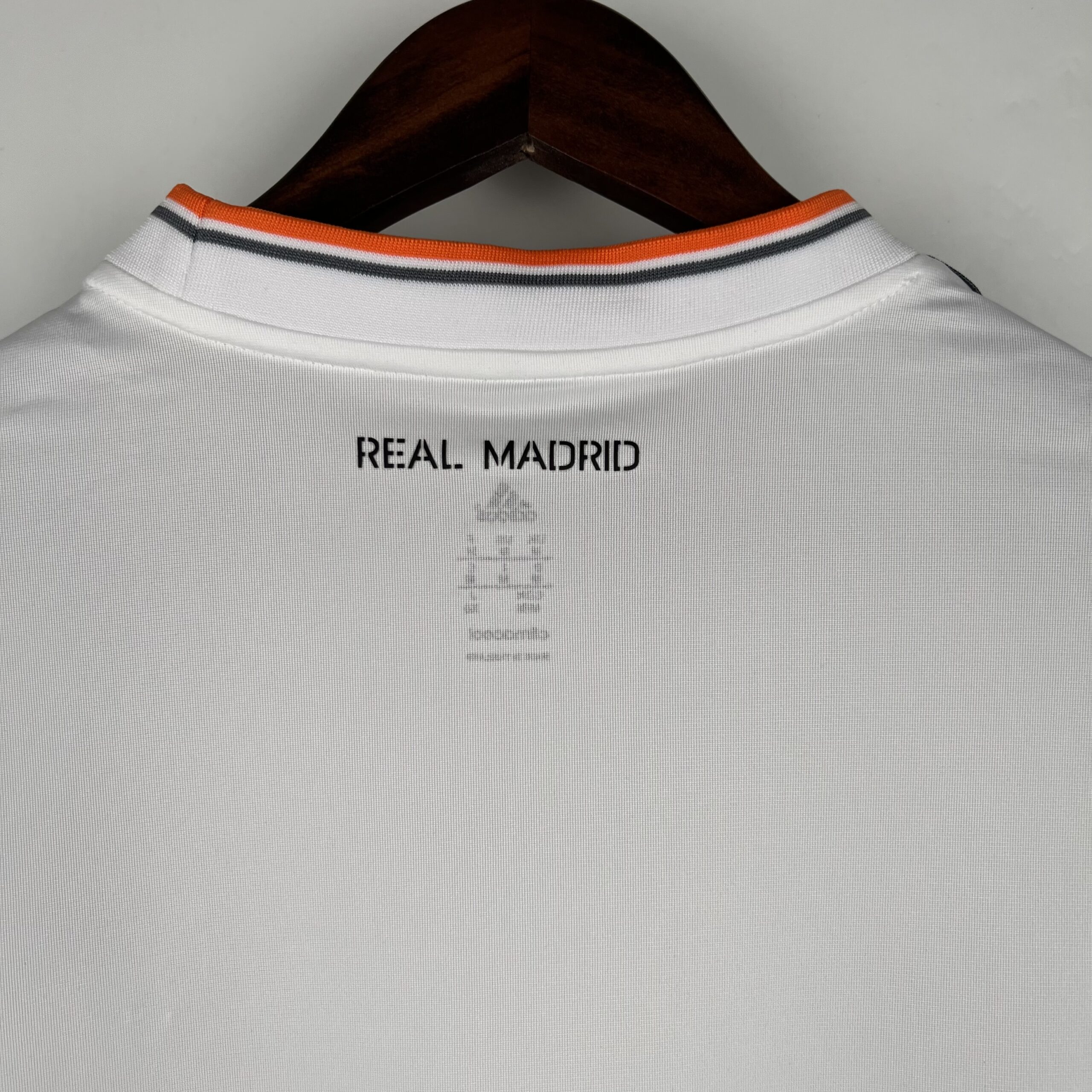 Maglia Real Madrid Retro 2013/14 dettaglio collo con scritta Real Madrid
