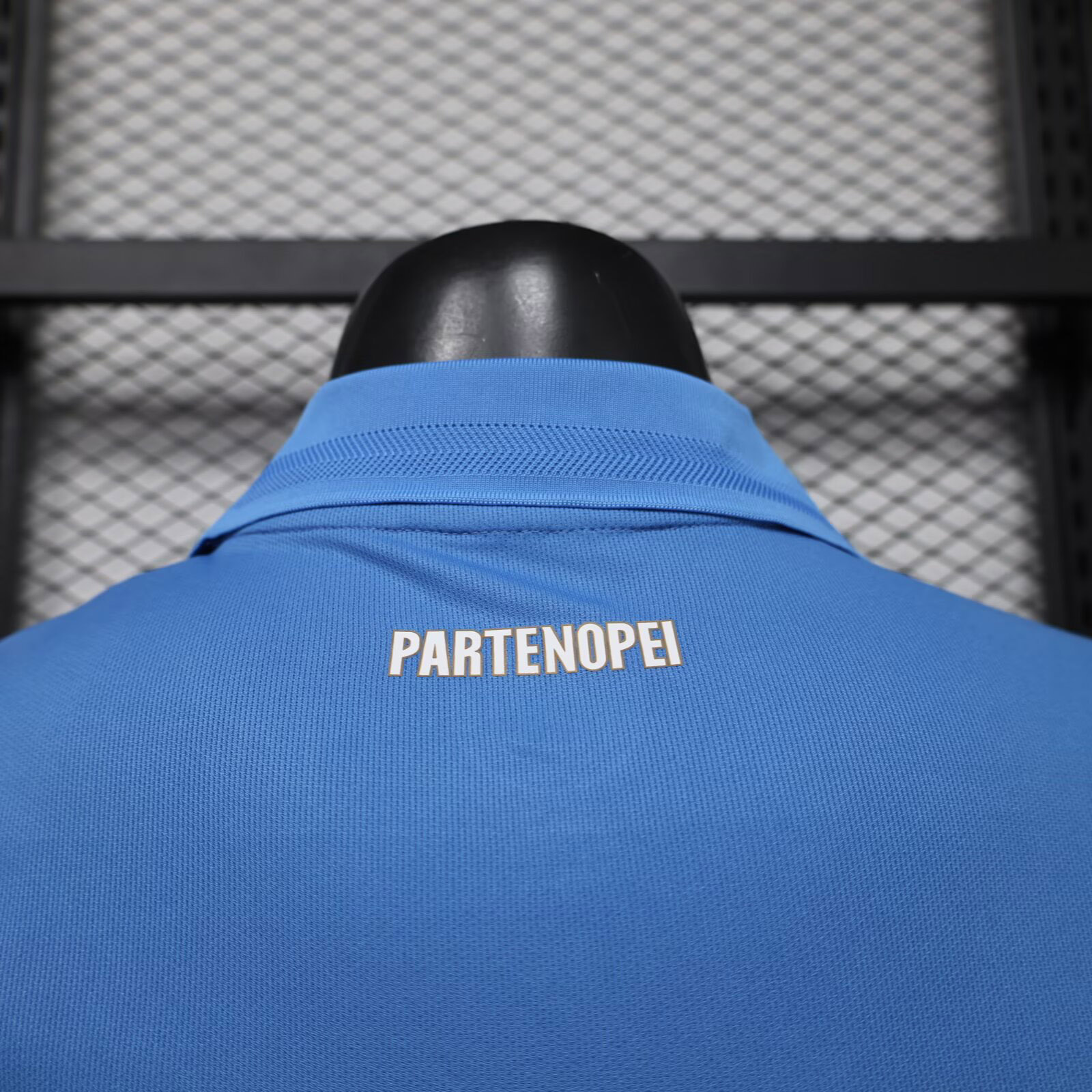maglia napoli giocatore dettaglio partenopei sul colletto