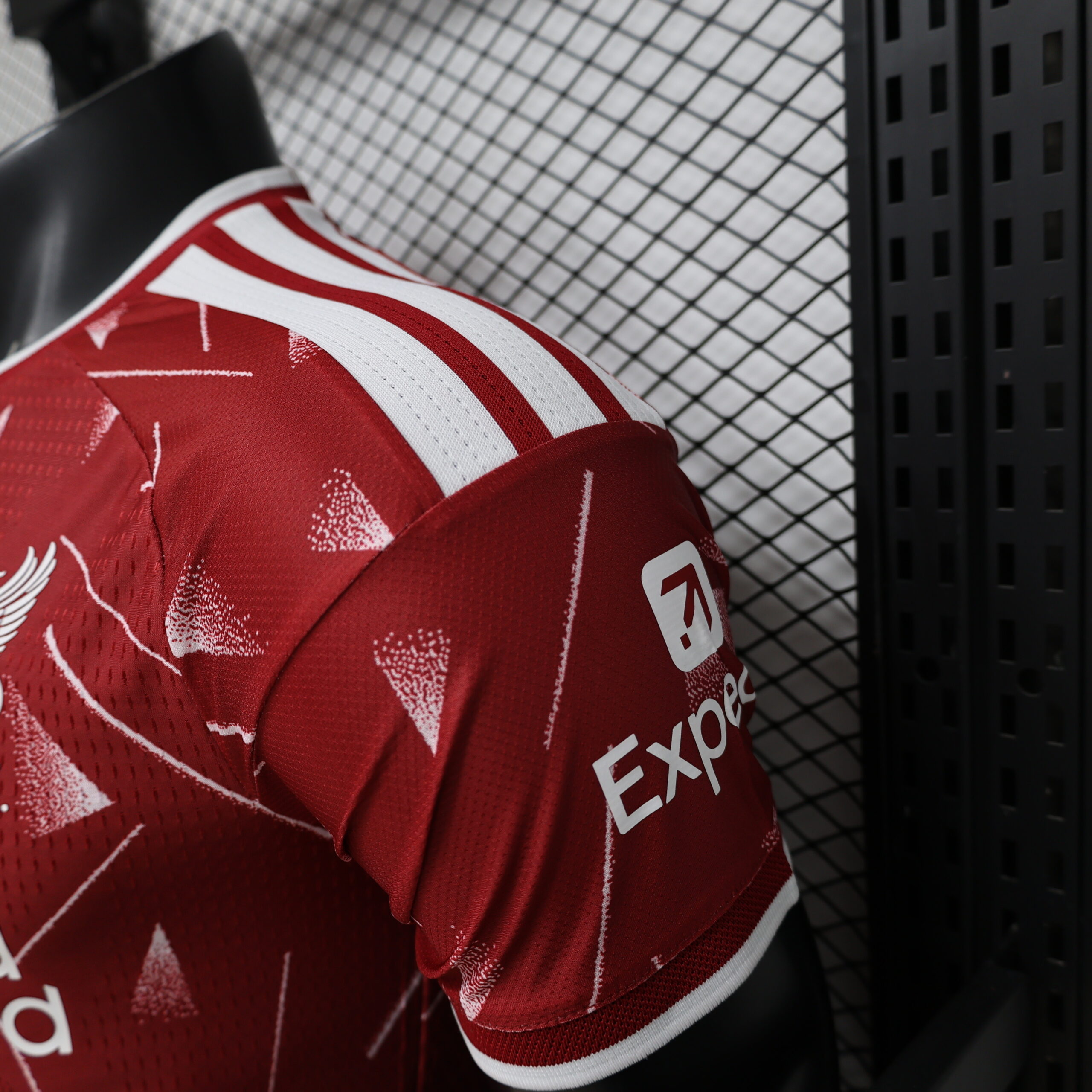 maglia liverpool home giocatore dettaglio sponsor expedia sulla manica