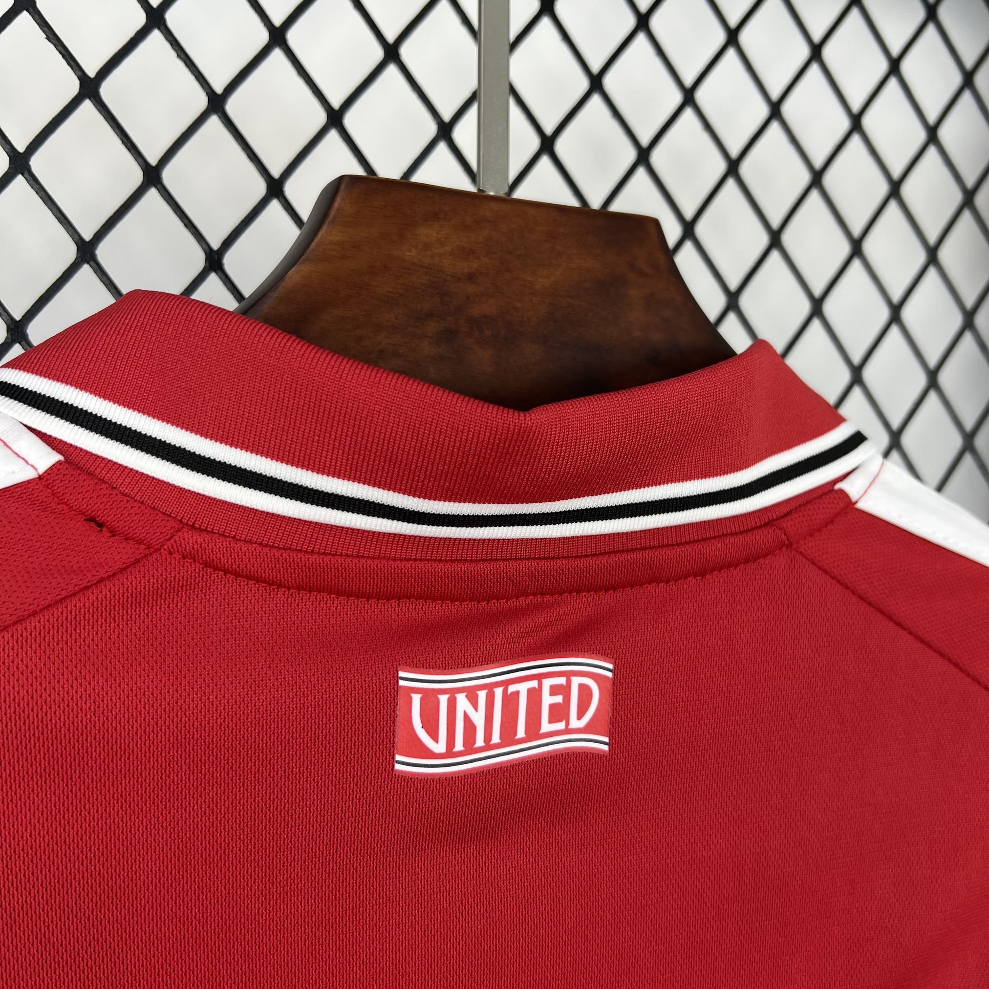 Maglia Manchester United Home dettaglio collo 2026/27