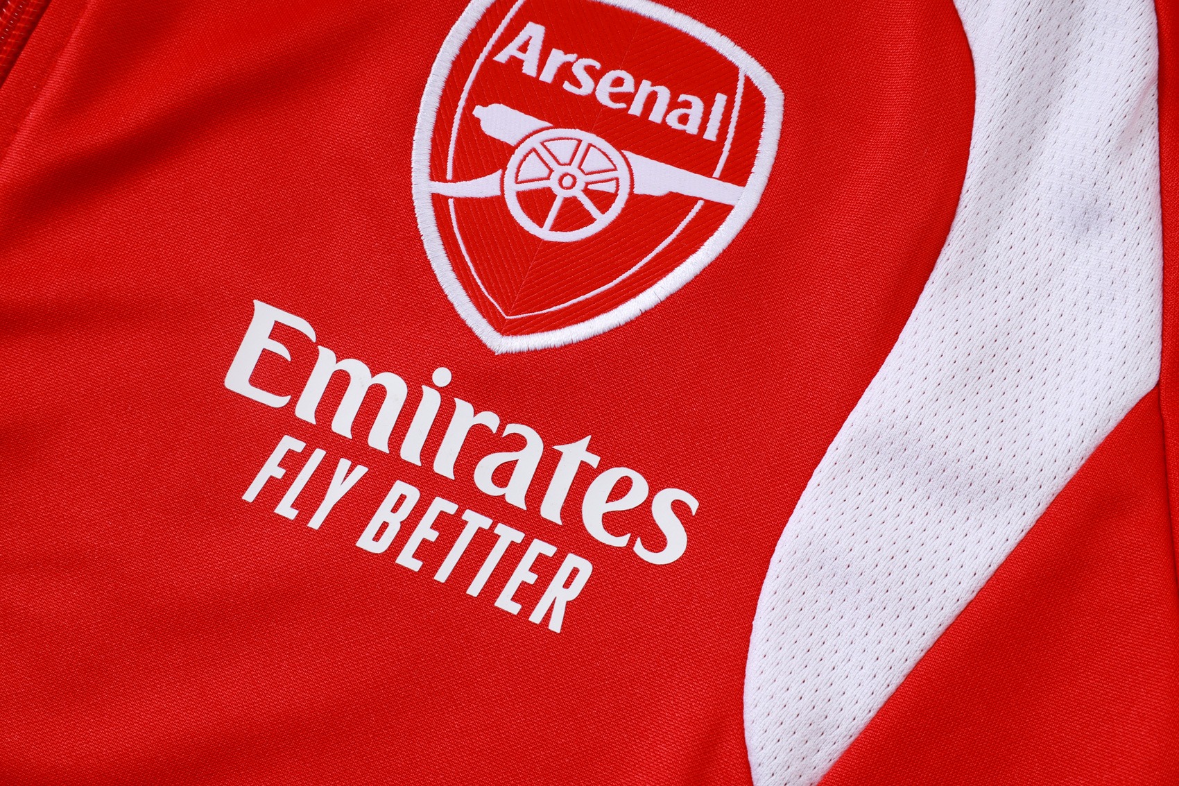 dettaglio sponsor Emirates Fly Better e stemma Arsenal sulla giacca