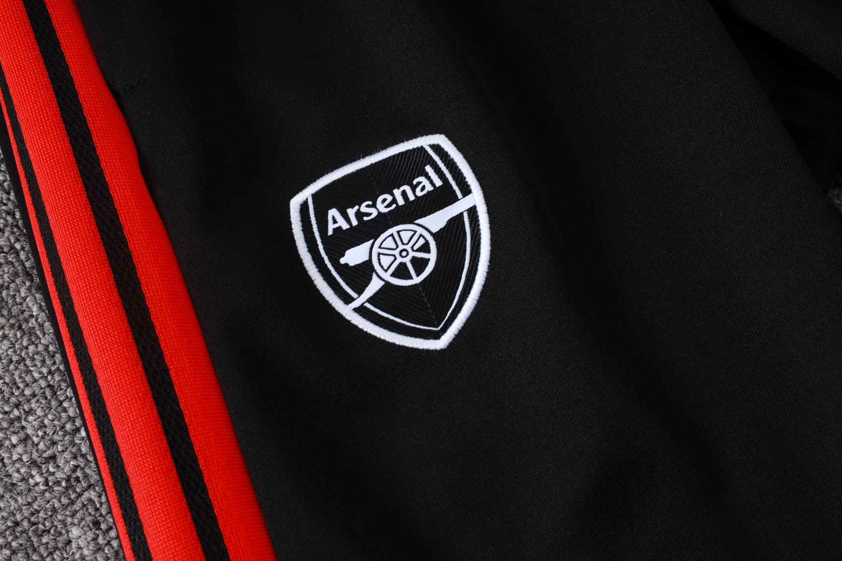 dettaglio strisce rosse laterali sui pantaloni della tuta Arsenal