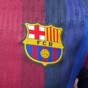 camiseta Barcelona jugador escudo en el pecho