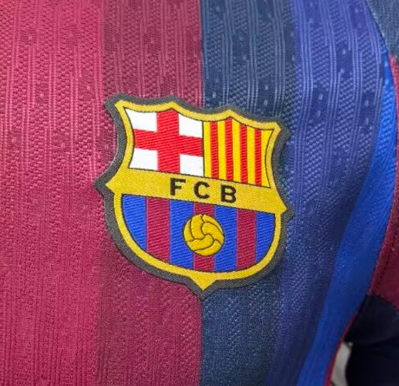 maglia barcellona giocatore stemma sul petto
