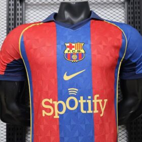 camiseta Barcelona dorado escudo en el pecho