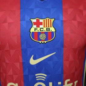 camiseta barcellona oro grafica oro da vicino