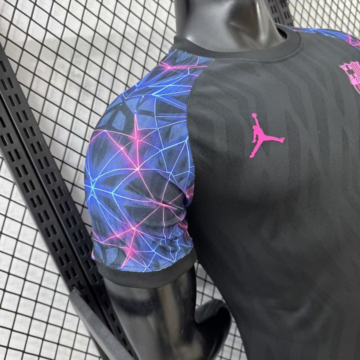 maglia barcellona special nera manica grafica da vicino