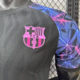 camiseta barcellona special nera stemma rosa da vicino