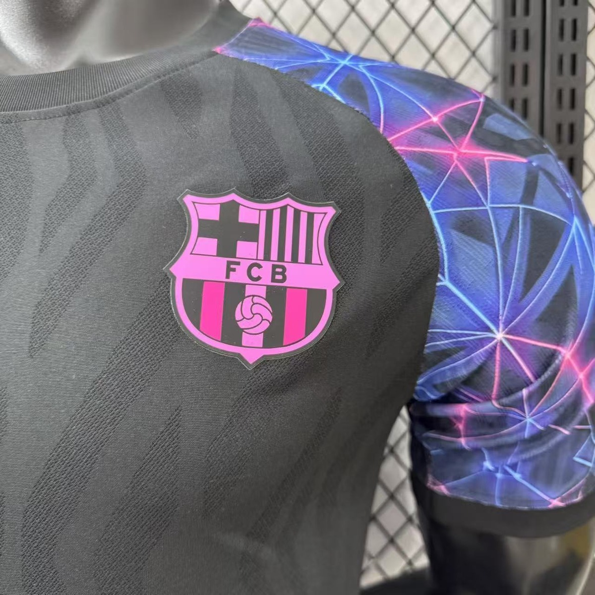 maglia barcellona special nera stemma rosa da vicino
