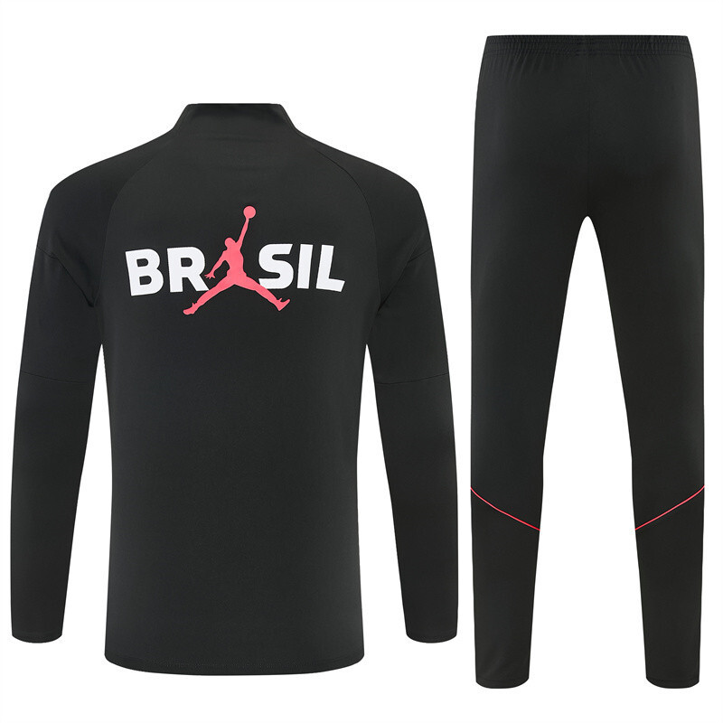 tuta brasile 2026/27 retro con scritta Brasil