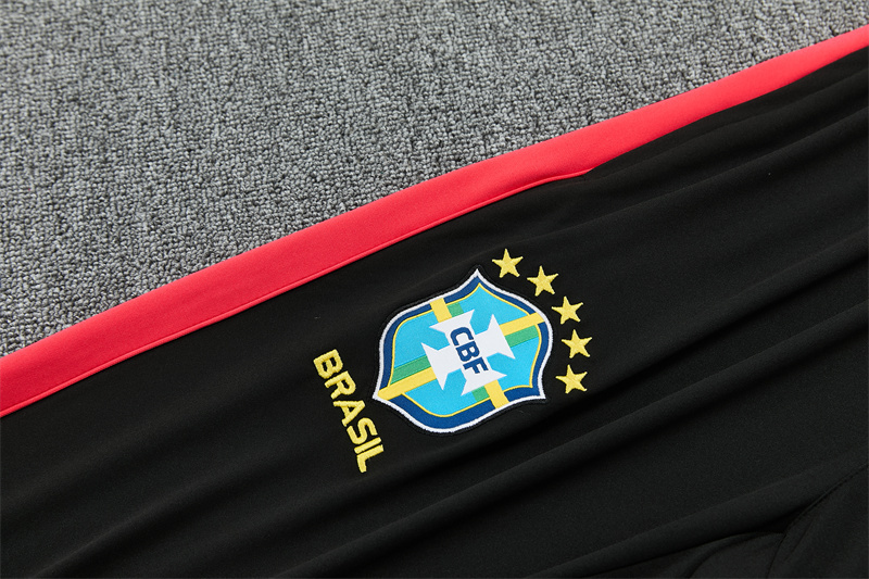 dettaglio pantaloni della tuta brasile 2026/27 con stemma CBF