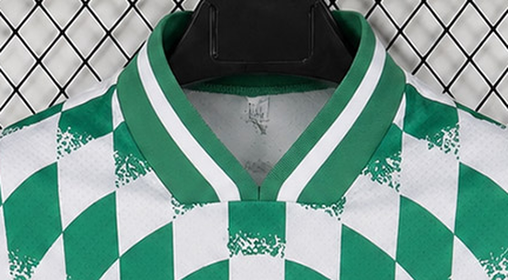dettaglio collo a v maglia celtic