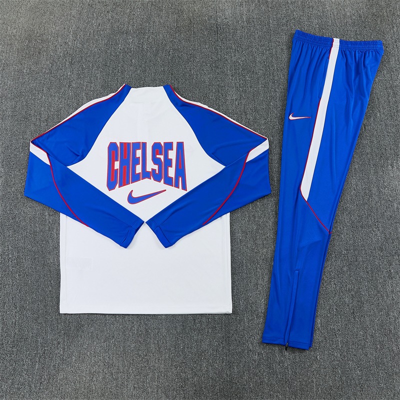tuta chelsea bianca 2026/27 dettaglio scritta CHELSEA sul retro
