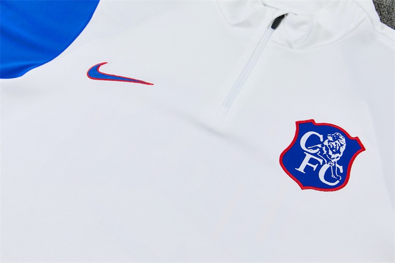 tuta chelsea bianca 2026/27 dettaglio stemma ricamato sul petto