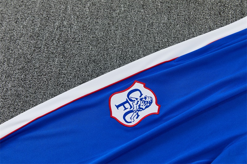 tuta chelsea bianca 2026/27 dettaglio banda blu del pantalone