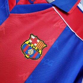 camiseta Barcelona 1995 escudo en el pecho