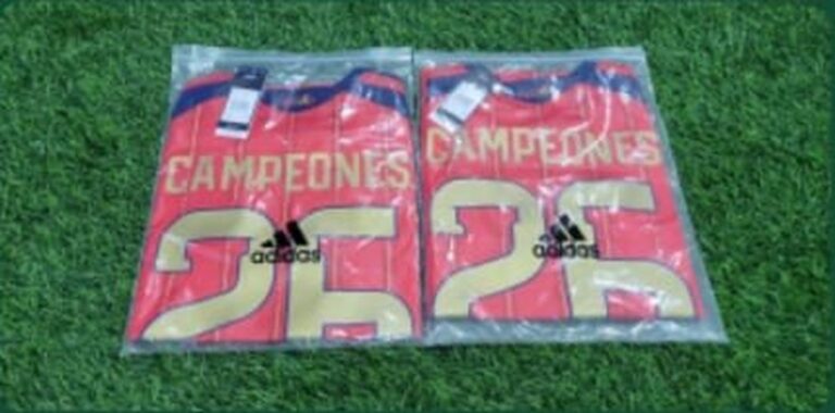 Due camisetas Spagna Home 2026 personalizzate CAMPEONES 26 imbustate prima della spedizione – foto reale Tifoso Store