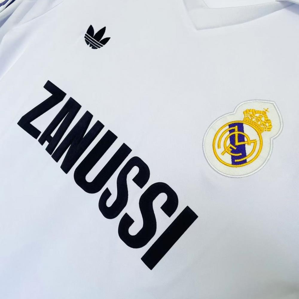 maglia real madrid retro dettaglio stemma e sponsor Zanussi