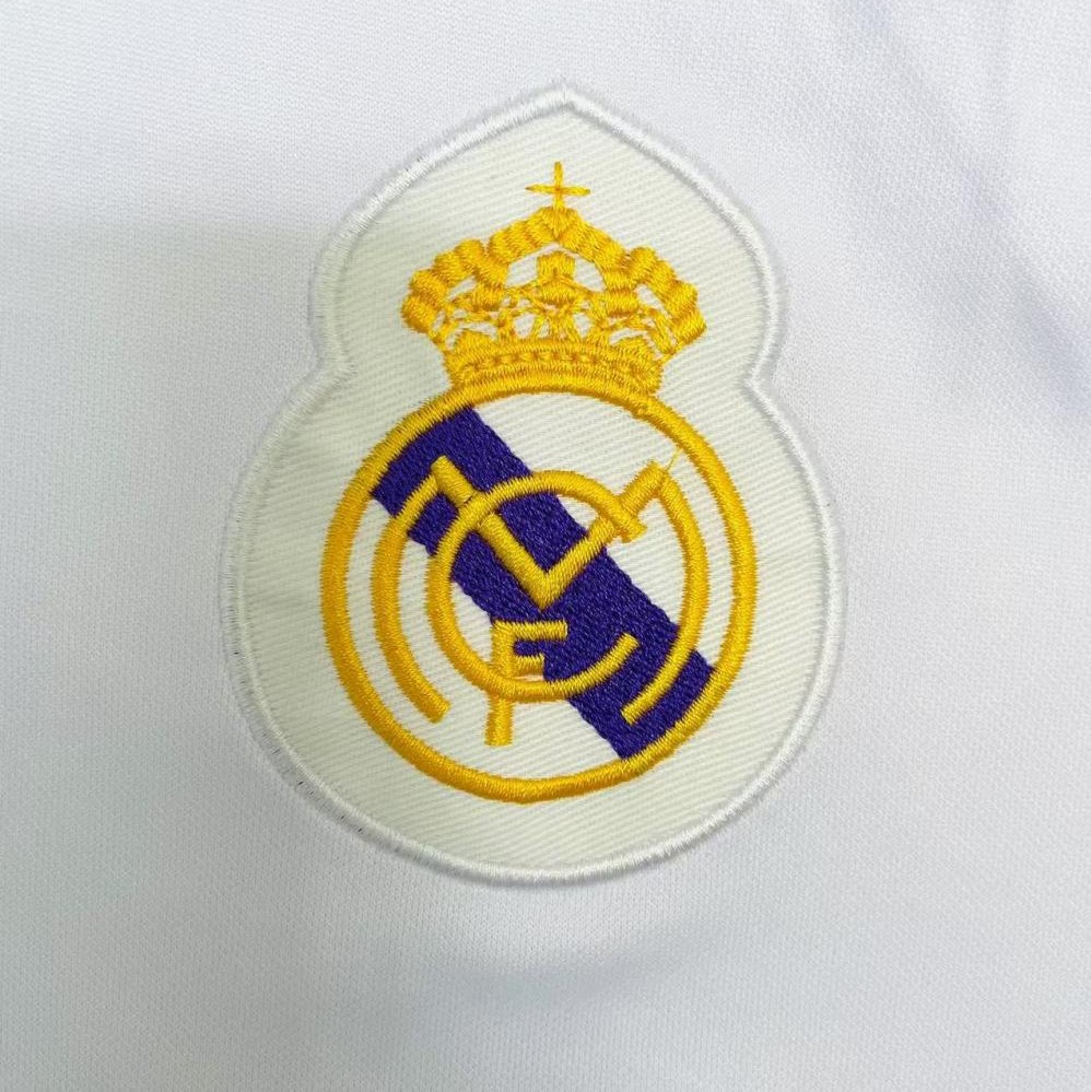 maglia real madrid retro dettaglio ricamo stemma