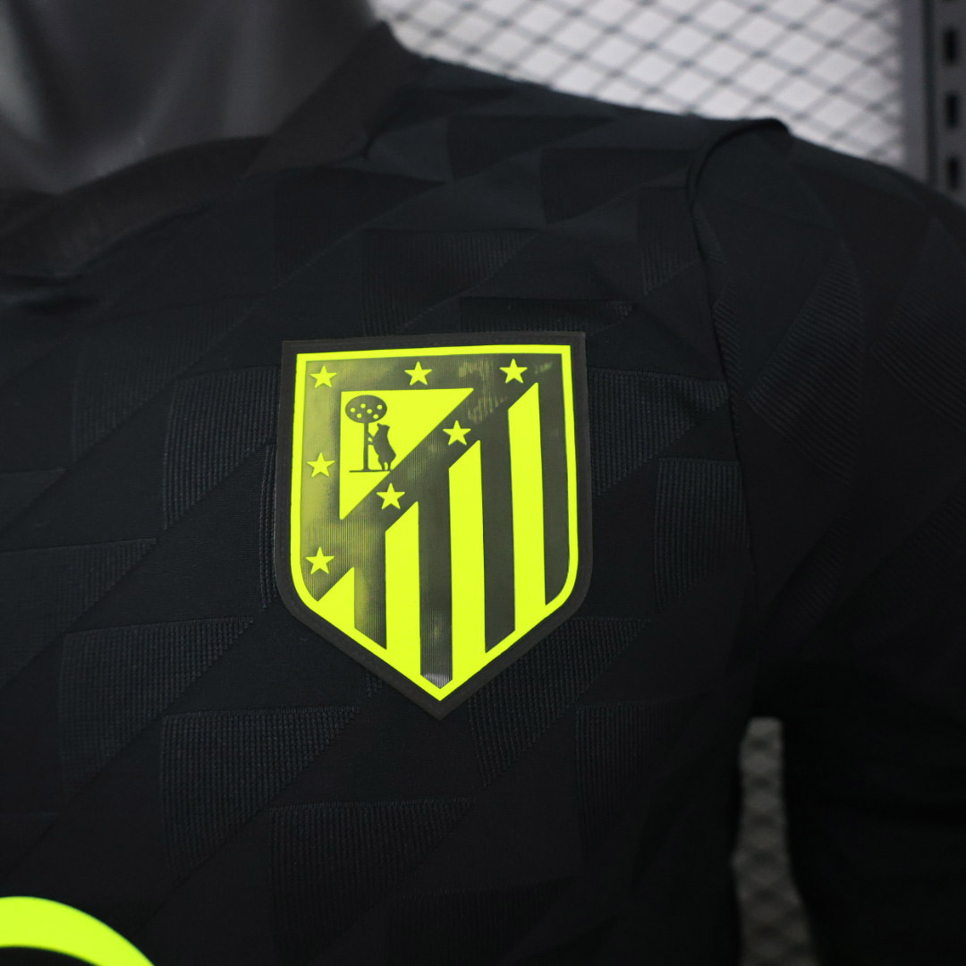 maglia atletico madrid giocatore away 2026/27 dettaglio dello stemma del club