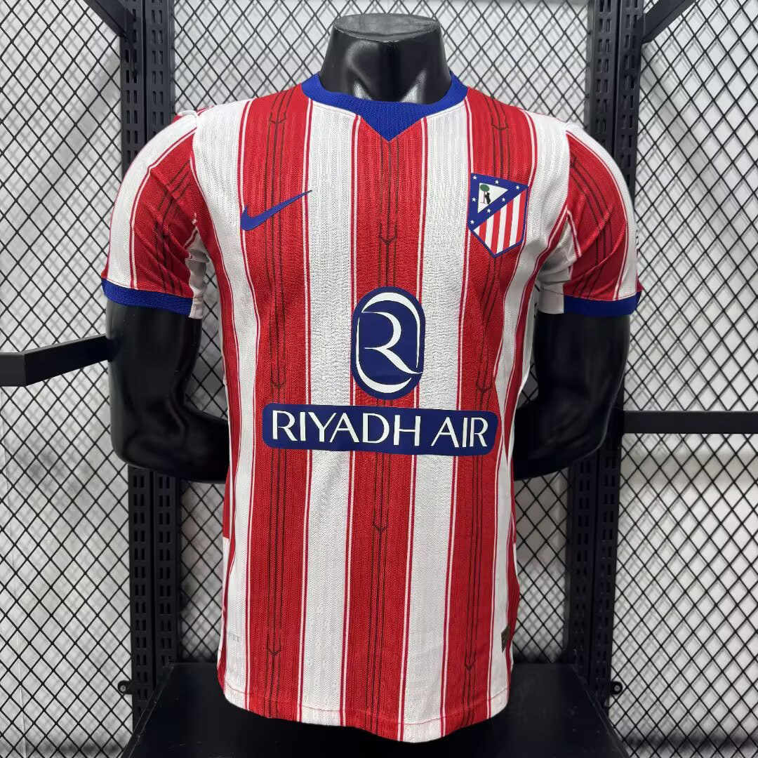 maglia atletico madrid giocatore fronte righe rosse e bianche