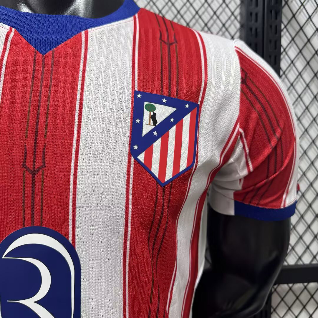 maglia atletico madrid giocatore stemma sul petto