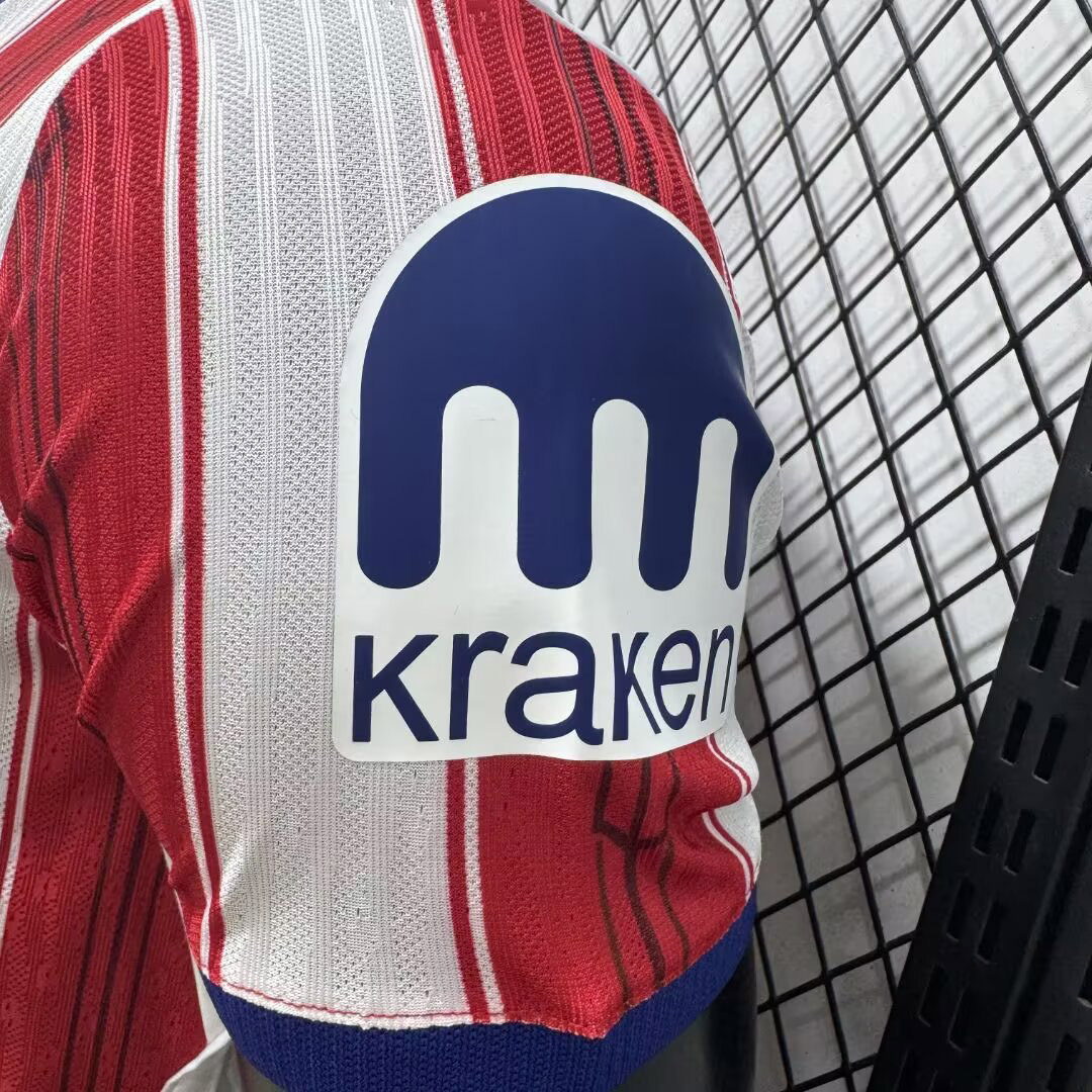 maglia atletico madrid giocatore dettaglio sponsor kraken sulla manica