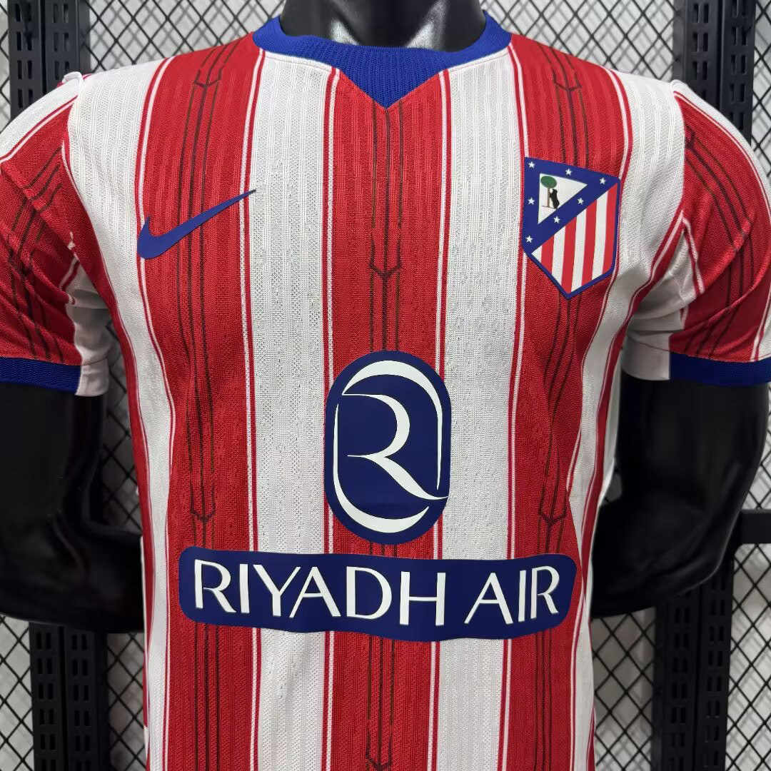 maglia atletico madrid giocatore dettaglio colletto e vestibilità aderente