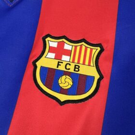 camiseta Barcelona special escudo en el pecho
