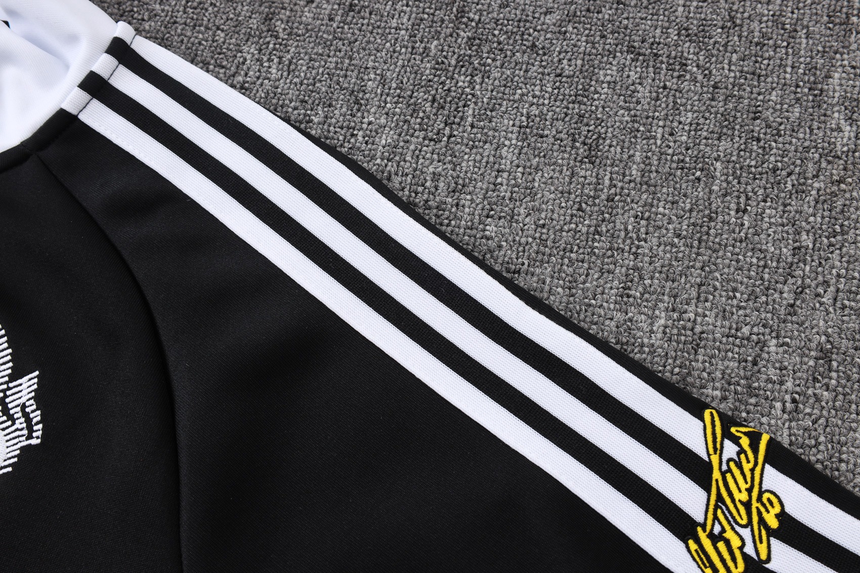 tuta juventus nera 2026/27 flat lay completo giacca e pantaloni