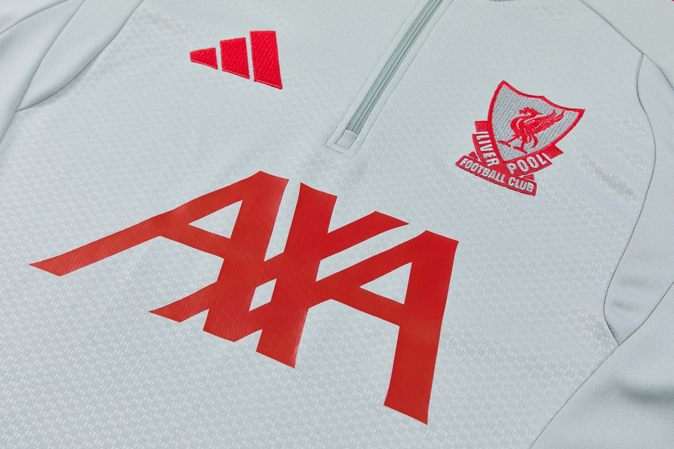 tuta liverpool 2026/27 dettaglio sponsor AXA e stemma ricamato