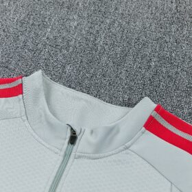 Chandal Liverpool 2026/27 — Detalle de materiales y logo