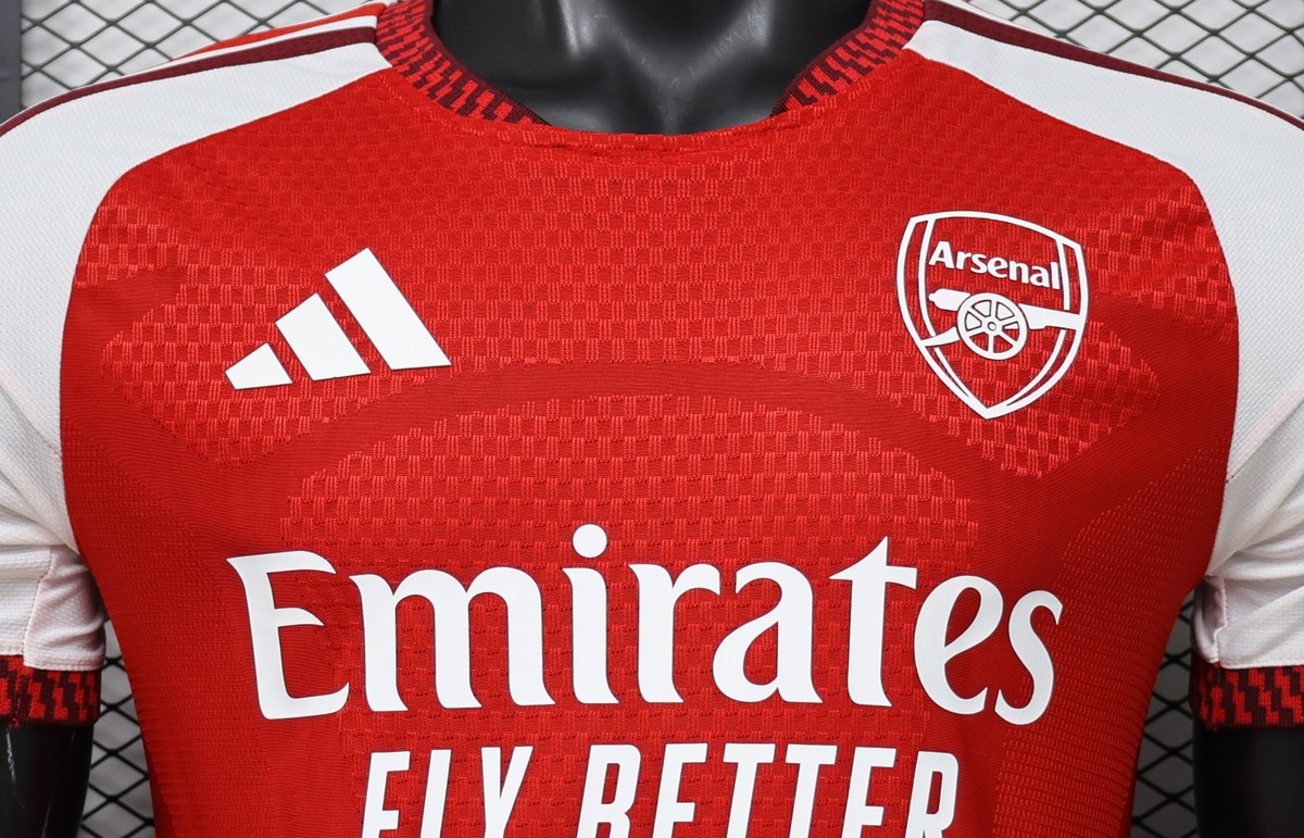 maglia arsenal giocatore colletto da vicino