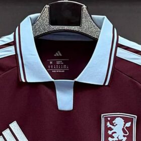 camiseta aston villa 26 27 colletto celeste da vicino