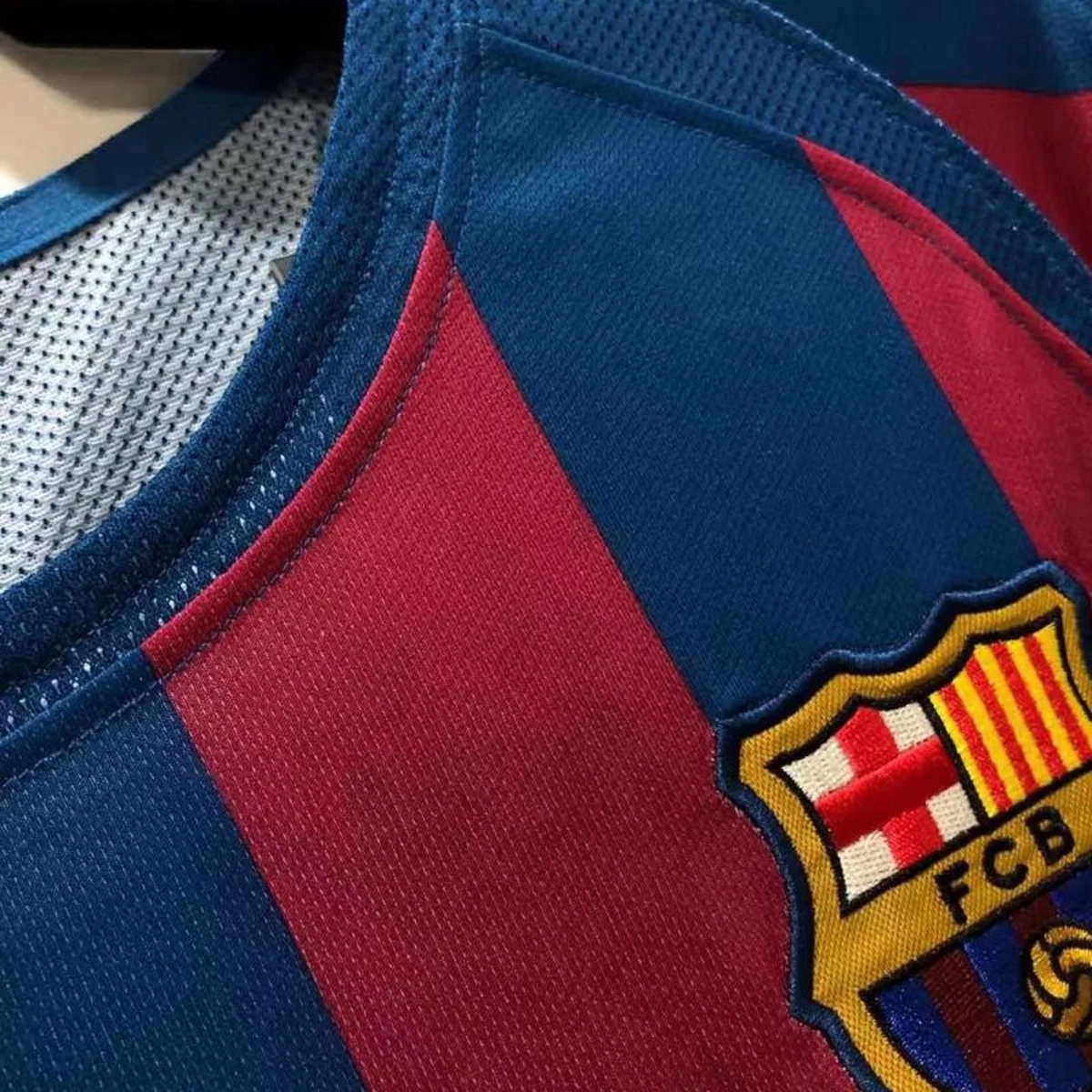 Maglia Barcellona 2006 Retro colletto e stemma