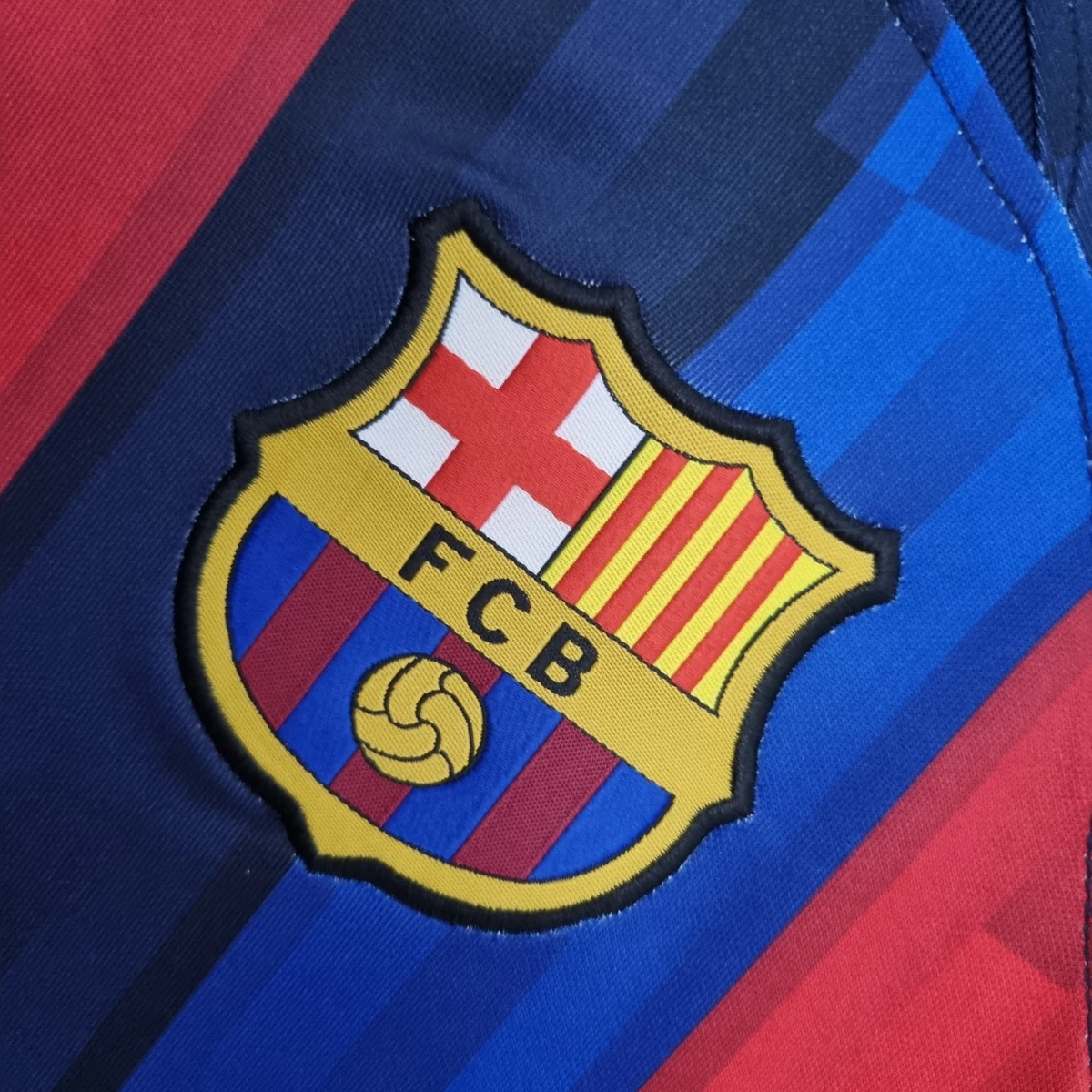 Maglia Barcellona 2022/23 Home Retro - stemma del Barcellona ricamato