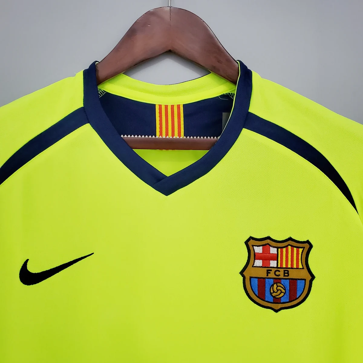 Maglia Barcellona away 2006 Retro busto e stemma